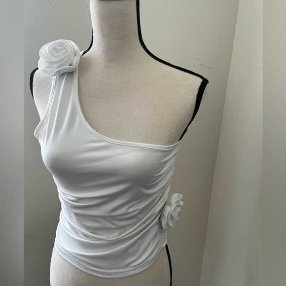 One-Shoulder Flower Detail Ruched Crop Tank Top - Picture 7 of 12